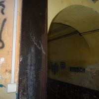 Ślad po mezuzie we wnętrzu kamienicy przy ul. Wałowej 5.JPG